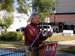 2006년 주지사 선거 유세 중인 허친슨