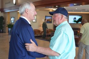 2017년 소니 퍼듀 농무부 장관과 인사하는 허친슨