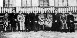 셩스차이(오른쪽에서 네 번째)와 가레긴 아프레소프(오른쪽에서 다섯 번째), 그리고 중국 교육부 장관 천리푸(왼쪽에서 다섯 번째)가 1937년 10월 우루무치에서 함께 찍은 사진