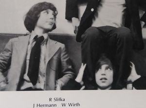 존 헤르만 (왼쪽), 워스 (오른쪽 하단) 및 1975년 동급생