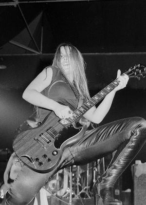 포드가 1976년 런어웨이즈와 공연하는 모습