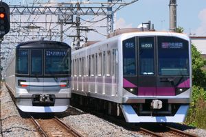 13000계 열차(왼쪽)와 08계 열차(오른쪽)