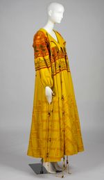 1969년 원형 코트, 스크린 프린팅된 노란색 펠트. (RISD 박물관)