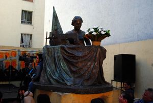 무너진 공장 부지에 있는 마누엘 J. 오톤과 산 안토니오 아바드 코너에 있는 재봉사 동상