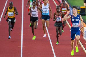 잉에브릭트센 (오른쪽)이 유진에서 열린 2022년 세계 육상 선수권 대회 5000m 결승에서 승리한 모습