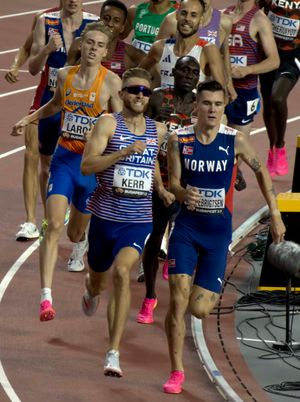 잉에브릭트센과 조시 커가 1500m 결승의 마지막 코너를 도는 모습