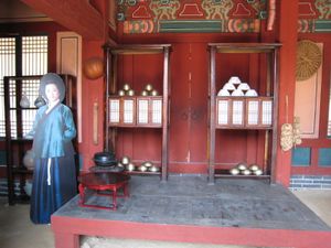 대장금 테마파크에 전시된 최 상궁 역의 견미리 묘사.