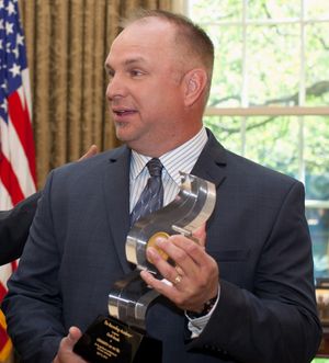 2010년 백악관에서 "Grammy on the Hill Award"를 수상하는 브룩스