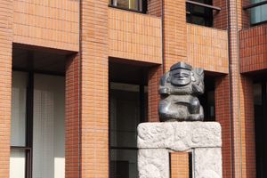 도쿄 해상 니치도 빌딩 외관 타일의 모습