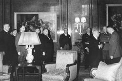 1939년 3월 15일, 베를린 총통 관저에서 에밀 하하 체코슬로바키아 대통령(왼쪽)과 히틀러(오른쪽).