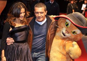 파리에서 열린 영화 프리미어 상영회에서의 살마 아예크, 안토니오 반데라스, 코스튬 장화 신은 고양이