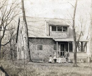 1900년 메이플 블러프, 위스콘신에 있는 가족 별장에서 형제 두 명, 아버지 아모스와 함께 있는 와일더