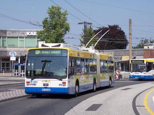 도심을 달리는 굴절식 논스텝 트롤리 버스