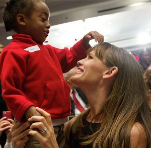 가너가 2013년 국회의사당 행사에서 유치원생과 함께 한 모습