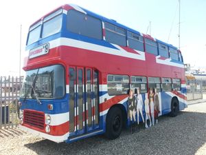 영화 스파이스 월드(Spice World) (1997)에 사용된 스파이스 걸스의 버스