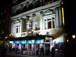 브래들리가 2008년 런던 웨스트 엔드의 요크 공작 극장(Duke of York's Theatre)에서 공연한 노 맨스 랜드