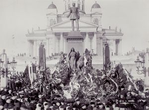 핀란드 대공으로도 알려진 알렉산드르 2세는 다수의 핀란드인들 사이에서 호평을 받았다. 1899년 3월 13일, 황제의 서거 기념일에 핀란드 헬싱키의 헬싱키 원로원 광장에 세워진 알렉산드르 2세의 동상에는 꽃이 놓여졌다.