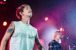 부다페스트의 뒤러 케르트에서 공연하는 Taka와 Toru