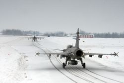 눈 덮인 활주로에서 운용되는 그리펜 (체코 공군기)