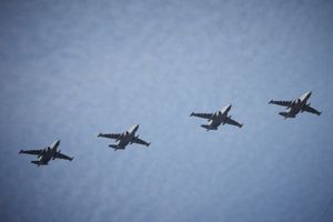 우크라이나 Su-25가 2021년 8월 24일 키이우 독립 기념일 퍼레이드에서 공중 통과를 수행하고 있다.