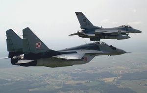 폴란드 공군의 MiG-29와 미국 공군 F-16