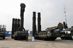 S-300V 고고도 지대공 미사일 시스템. 중앙 왼쪽 9А83, 중앙 오른쪽 9А82 TELAR