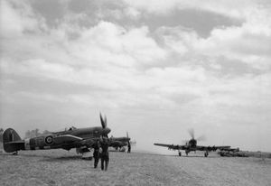 1944년 7월 프랑스 플루메토의 제198 비행대대 타이푼이 전진 착륙장 B10/Plumetot에 있다. MN526 TP-V는 더 큰 템페스트 수평 미익과 4엽 프로펠러를 가지고 있다.