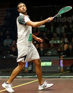 2011년 호주 오픈 8강전에서 피터 바커를 상대로 경기하는 라미 아슈르