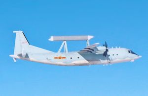 비행 중인 KJ-200 공중 조기 경보 통제기(AEW)