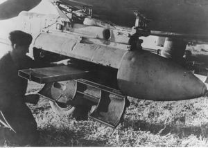 3.7cm 포드 정비 중인 기술자. 포신은 사진 왼쪽 가장자리 근처에서 볼 수 있다.