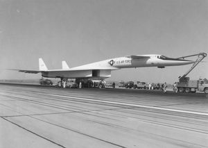 1964년 9월 21일, 첫 비행일 활주로에 있는 XB-70A
