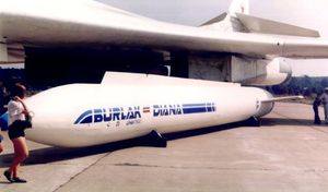 부르락 발사체와 함께 있는 Tu-160