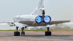 2021년에 애프터버너를 켜고 이륙하는 투폴레프 Tu-22M3