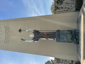 대니얼 체스터 프렌치의 공화국 복제 조각상, 자유의 궁정