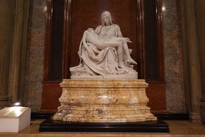 포리스트 론 – 글렌데일에 있는 미켈란젤로의 피에타 복제품.