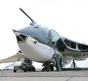 RAF 위터링에서 비행 전 준비 중인 빅터 B.2. B.2 기체 중 일부는 정찰기로 개조되었다.