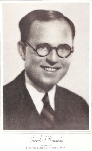 조지프 P. 케네디가 Film Booking Offices of America의 차기작을 홍보하는 무역 광고의 일부로 등장한 스튜디오 사진, 1928년 5월