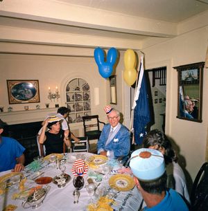 케네디(가운데)와 가족들이 1963년 하이애니스 포트 자택에서 열린 그의 75세 생일 축하 행사에서 테이블에 앉아 있다