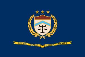 2002년 당시 미국 법무부 산하 ATF의 초기 깃발; 라틴 두루마리는 나중에 기관의 이름을 새긴 것으로 교체되었다.