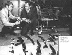 ATF 수사관들이 총기 규제법 위반으로 압수한 무기를 전시하고 있다.