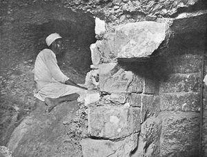 우물 샤프트(오른쪽)의 부서진 벽을 통해 접근 가능한 동굴(왼쪽)