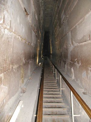 그랜드 갤러리(중간에 현대식 통로가 있음)