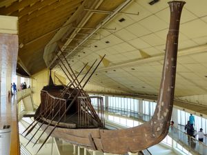 복원된 쿠푸의 배. 한때 기자 태양선 박물관에 전시되었으며 현재는 대 이집트 박물관으로 이전되었다.