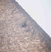 북동쪽 모서리의 홈. 내부 구조에 대한 단서를 제공할 수 있다.