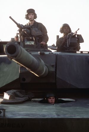 1981년 105mm 주포를 장착한 M1 전차의 지휘관(왼쪽)과 장전수가 12.7mm M2HB 및 7.62mm M240 기관총을 조작하고 있다.