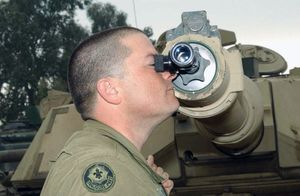 2005년 1월 이라크 모술에서 M1A1 에이브럼스에서 주포의 구경축 중심에 모든 전차의 조준경을 정렬하는 "조준"의 중요한 작업을 돕는 병사.