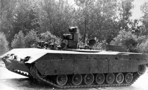 1985년경 대리 연구 차량. 차체에 위치한 4명의 승무원에 주목.