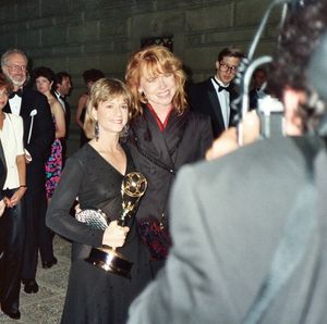 매디건(가운데)과 홀리 헌터의 제41회 프라임타임 에미상 (1989)