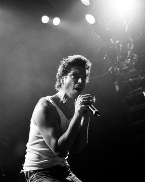 크리스 코넬이 2003년 더블린의 3Arena에서 오디오슬레이브와 함께 공연하고 있다.