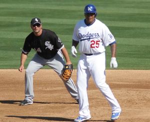 2008년 스프링 트레이닝에서 화이트삭스 1루수 폴 코너코와 함께 있는 존스 (25)